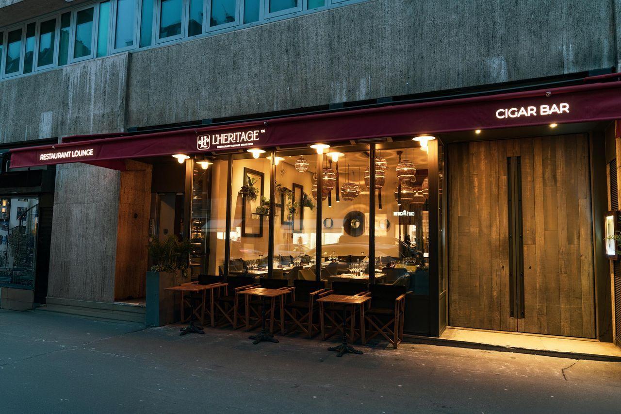Terrasse extérieure d’un bar avec mobilier en bois