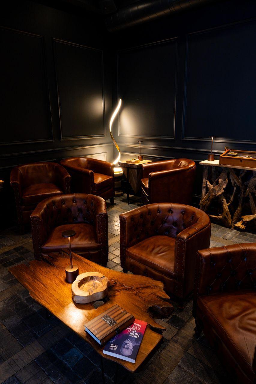 Coin lounge confortable avec fauteuils en cuir et ambiance tamisée